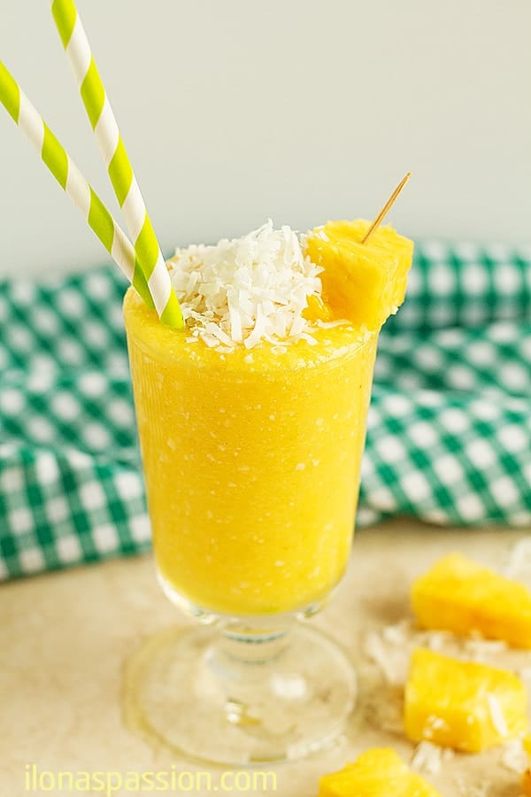 Pina Colada Smoothie - 3 Ingredient nonalcoholic pina colada smoothie recipe with coconut water and pineapple. Easy to make and very delicious smoothie perfect for summer parties! by ilonaspassion.com I @ilonaspassion