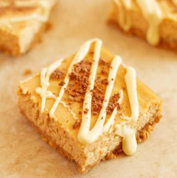 Butternut Squash Greek Yogurt Cheesecake Bars - Soft greek yogurt cheesecake bars recipe made with butternut squash and drizzled with white chocolate. Perfect light dessert for Thanksgiving or any other day! by ilonaspassion.com I @ilonaspassion
