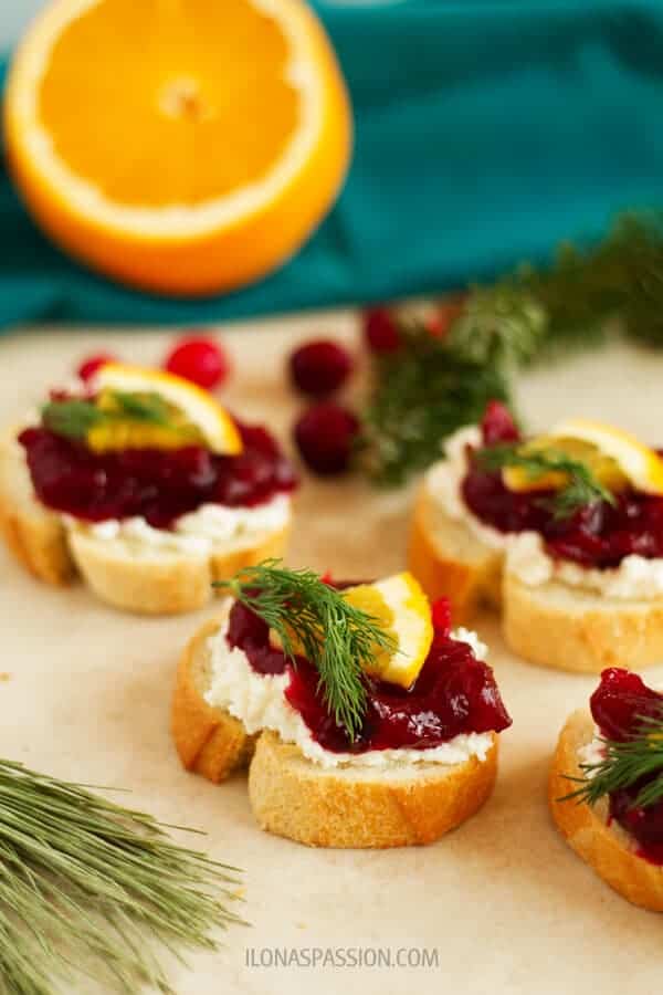 Easy farmer's cheese and cranberry appetizer is perfect for parties! Little crostini topped with cheese, cranberry jam and orange by ilonaspassion.com I @ilonaspassion