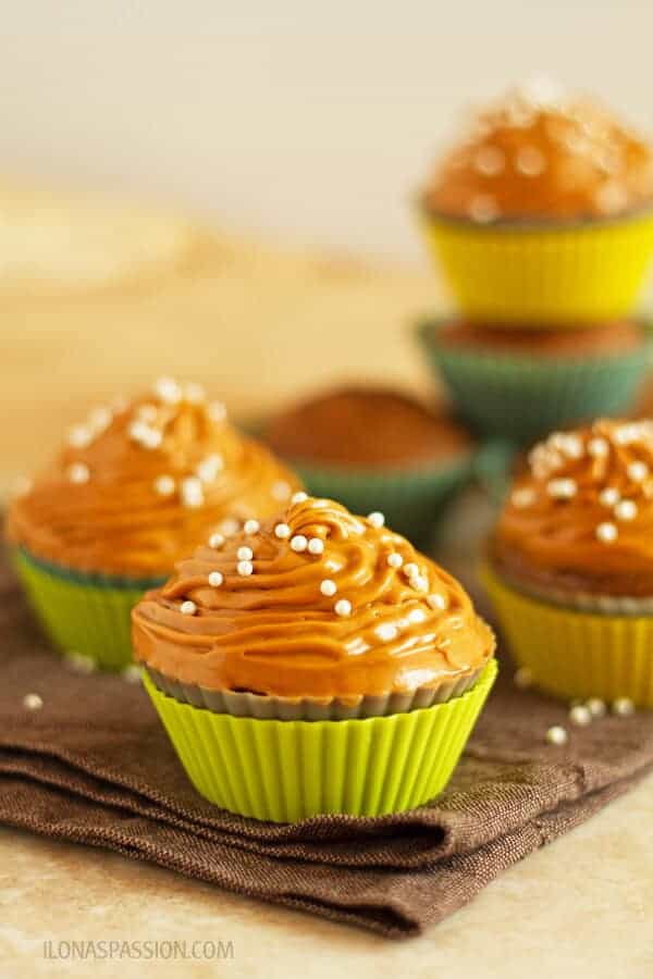 Gingerbread cupcakes recipe with cinnamon, nutmeg, ginger and fancy molasses frosted with dulce de leche buttercream. Great for parties! by ilonaspassion.com I @ilonaspassion