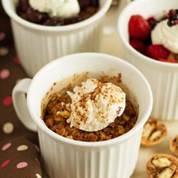 Oatmeal cobbler in a mug recipe in 3 easy ways! Many flavors to choose from: black forest oatmeal cobbler, apple cinnamon cobbler and berry oatmeal cobbler. by ilonaspassion.com I @ilonaspassion #ad #MealMug
