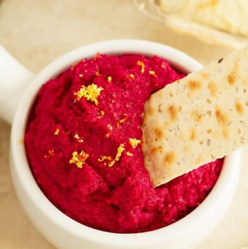 Easy and healthy beet hummus is perfect for appetizer during parties. This vegan hummus is packed with simple ingredients like chickpeas, beet and garlic. Vegan, vegetarian by ilonaspassion.com I @ilonaspassion