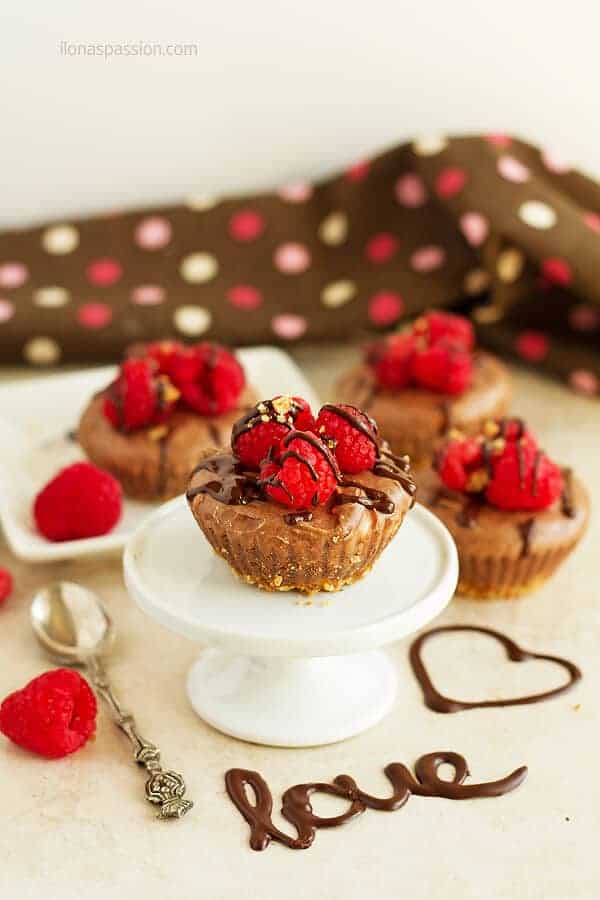 Delightful chocolate cheesecake cupcakes with pretzel crust served with raspberries. These cheesecake cupcake recipe is great for Valentine's Day by ilonaspassion.com I @ilonaspassion