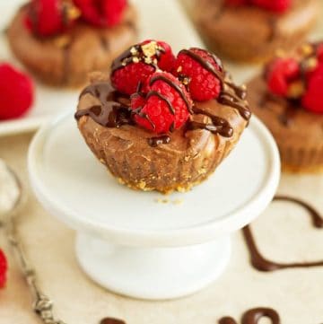 Delightful chocolate cheesecake cupcakes with pretzel crust served with raspberries. These cheesecake cupcake recipe is great for Valentine's Day by ilonaspassion.com I @ilonaspassion