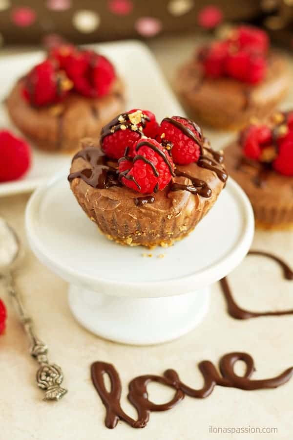 Delightful chocolate cheesecake cupcakes with pretzel crust served with raspberries. These cheesecake cupcake recipe is great for Valentine's Day by ilonaspassion.com I @ilonaspassion