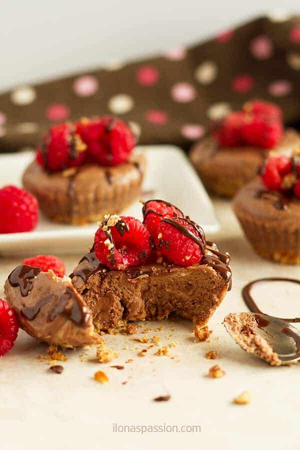 Delightful chocolate cheesecake cupcakes with pretzel crust served with raspberries. These cheesecake cupcake recipe is great for Valentine's Day by ilonaspassion.com I @ilonaspassion 