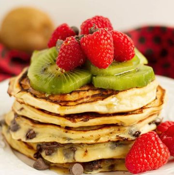 These chocolate chip pancakes are great for breakfast or brunch. They are quick to make with few simple ingredients like greek yogurt, flour, egg and sugar. by ilonaspassion.com I @ilonaspassion