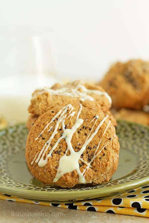 Crunchy grain free tahini cookies sprinkled with chia seeds and drizzled with white chocolate. Gluten free tahini cookies are great for back to school. by ilonaspassion.com I @ilonaspassion