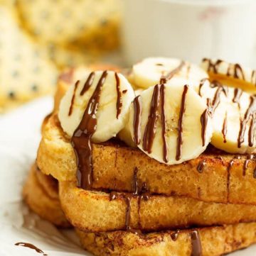 The most easiest banana cinnamon french toast recipe is perfect for breakfast or brunch. 6 ingredients cinnamon french toast is drizzled with chocolate by ilonaspassion.com I @ilonaspassion