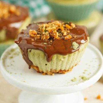 Mini soft matcha cheesecake recipe with crunchy bottom crust and a layer of chocolate. Delicious green tea cheesecake cupcakes are great for any party! by ilonaspassion.com I @ilonaspassion