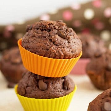 Moist muffins with chocolate chip and cacao are great for brunch or party! by ilonaspassion.com I @ilonaspassion
