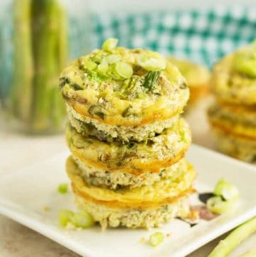 Scrambled egg muffin cups are so quick to make and this recipe is perfect for appetizer by ilonaspassion.com I @ilonaspassion