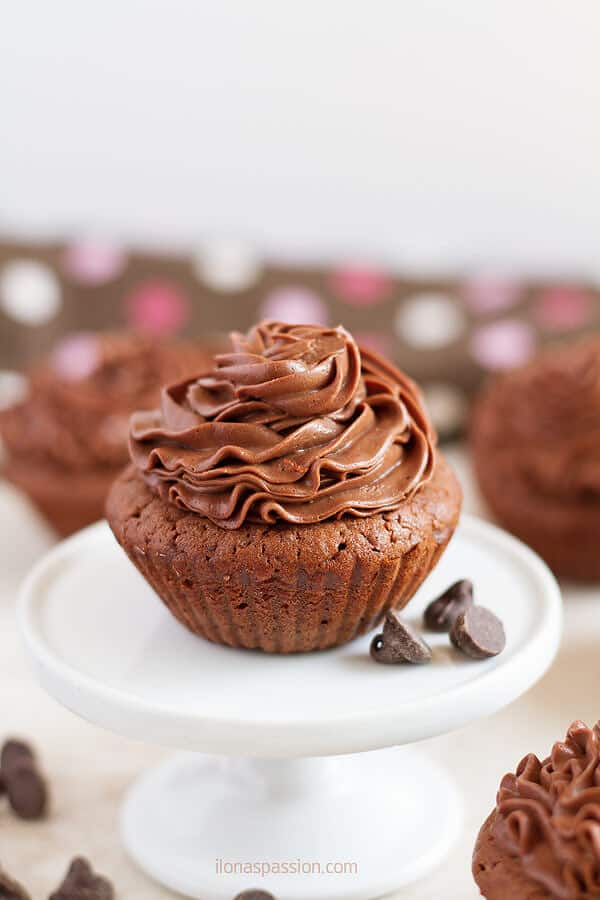 Chocolate Cupcakes with soft homemade frosting by ilonaspassion.com I @ilonaspassion