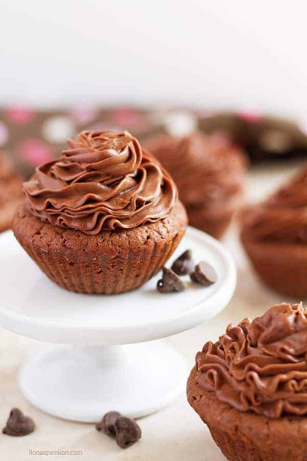 Very chocolate brownies cupcakes recipe topped with creamy chocolate frosting by ilonaspassion.com I @ilonaspassion
