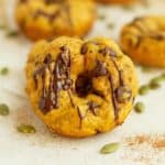 Delicious mini donuts with pumpkin, nutmeg, ginger and cinnamon.