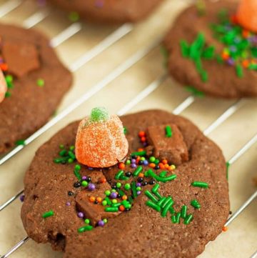 Soft, versatile Pumpkin Patch Chocolate Chunk Cookies recipe great for halloween or any other party! by ilonaspassion.com I @ilonaspassion