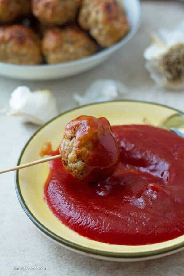 A homemade chicken meatballs topped with ketchup made in 30 minutes in the oven, crunchy and juicy by ilonaspassion I @ilonaspassion 