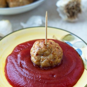 Ground chicken meatballs are the perfect finger food that is easy to make with few simple ingredients by ilonaspassion.com I @ilonaspassion