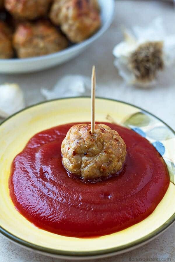 Ground chicken meatballs are the perfect finger food that is easy to make with few simple ingredients by ilonaspassion.com I @ilonaspassion