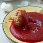 Homemade meatballs made with garlic, breadcrumbs, salt, papper and dipped in ketchup by ilonaspassion.com I @ilonaspassion