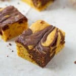 Quick and easy pumpkin squares with brownies and pumpkin spices like nutmeg and cinnamon ilonaspassion.com I @ilonaspassion