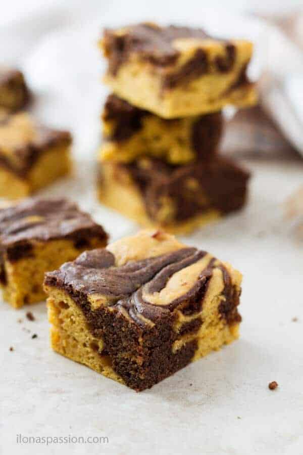 Pumpkin squares swirled with brownies and made with cinnamon and nutmeg by ilonaspassion.com I @ilonaspassion