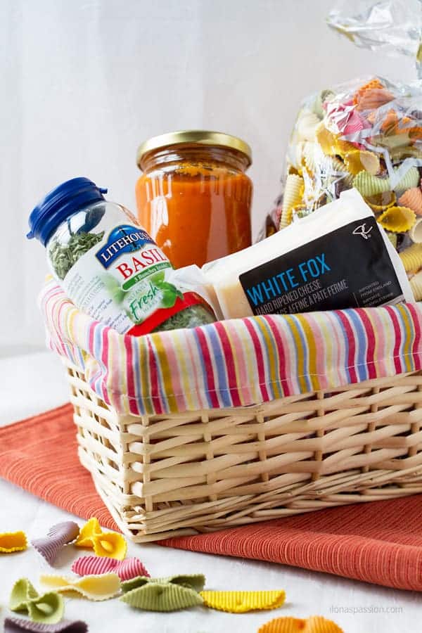 DIY inexpensive gift basket ideas that are edible and include pasta, tomato sauce, basil and any kind of cheese by ilonaspassion.com I @ilonaspassion
