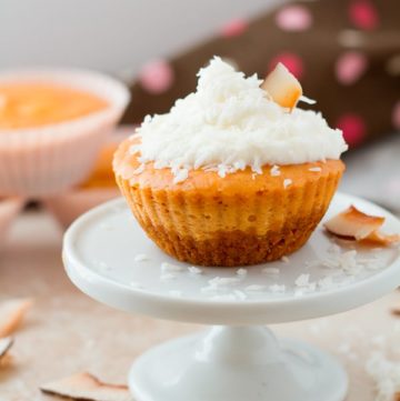 Little cheesecake cupcakes decorated with fresh whipped cream and coconut by ilonaspassion.com I @ilonaspassion
