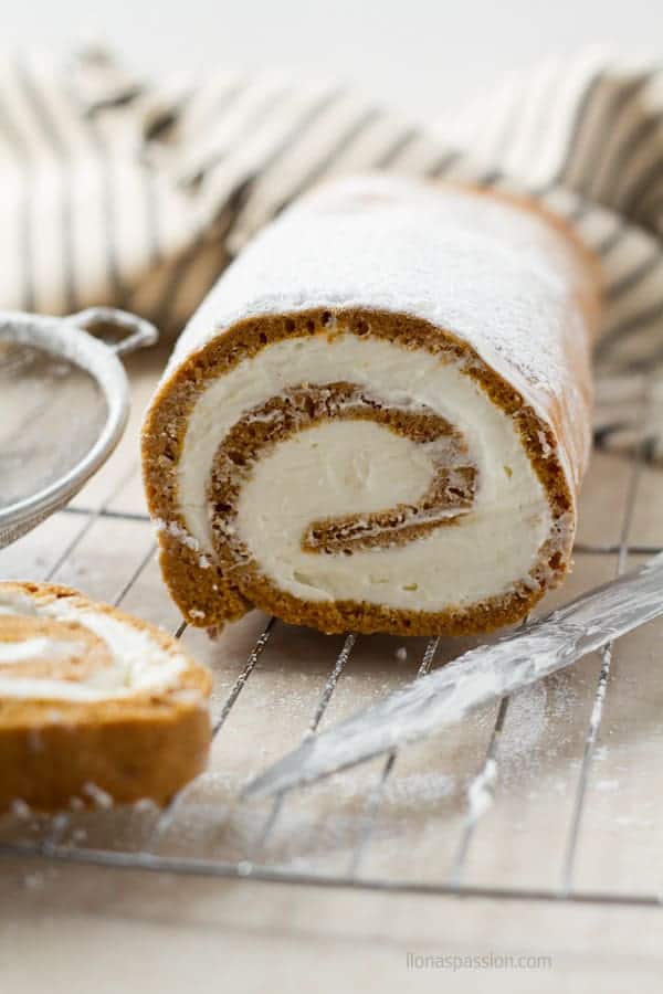 Swiss roll recipe filled without cream cheese by ilonaspassion.com I @ilonaspassion