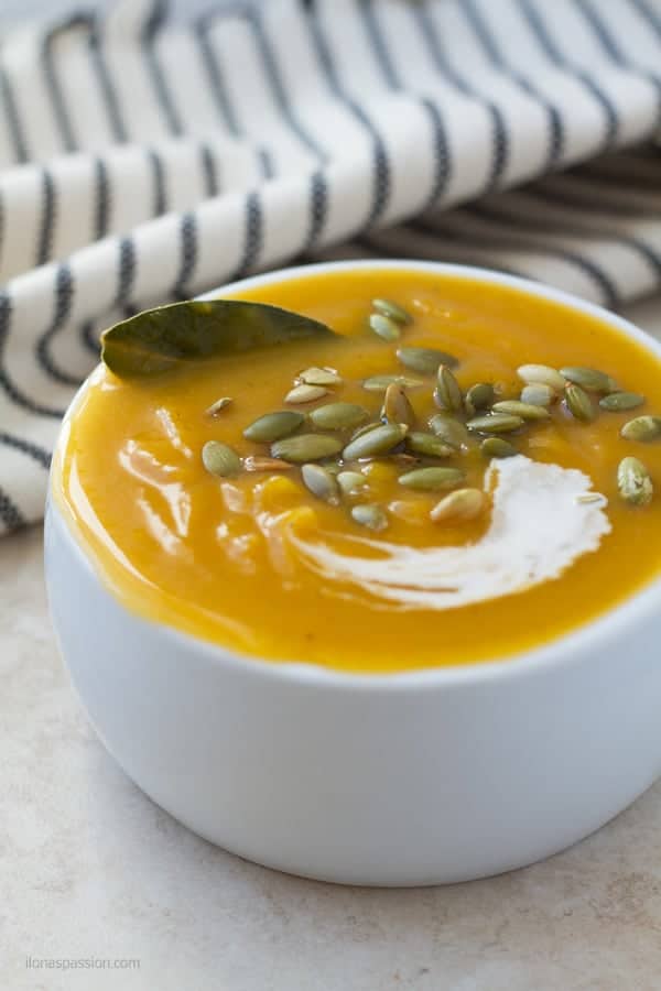 Mashed butternut squash soup with pumpkin seeds and cumin by ilonaspassion.com I @ilonaspassion