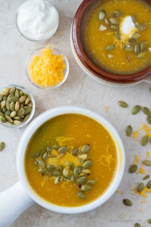 Easy to make rosated butternut squash soup topped with yogurt, shredded cheese and pumpkin seeds by ilonaspassion.com I @ilonaspassion