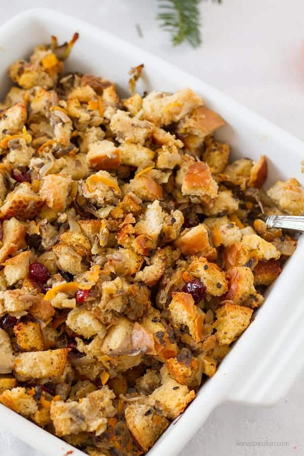 Easy to make cranberry stuffing made with fresh bread and sauteed onions by ilonaspassion.com I @ilonaspassion