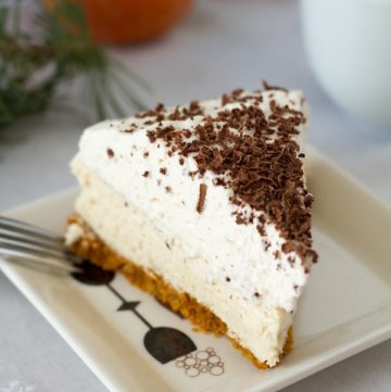 Baked cheesecake perfect for Christmas with eggnog flavor and a little bit of cinnamon. Topped with grated chocolate by ilonaspassion.com I @ilonaspassion