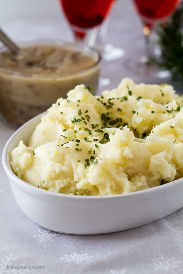Garlic mashed potatoes made from scratch with garlic by ilonaspassion.com I @ilonaspassion