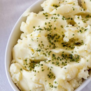 Homemade mashed potatoes for a crowd, perfect for any holiday. made with garlic, salt and butter by ilonaspassion.com I @ilonaspassion