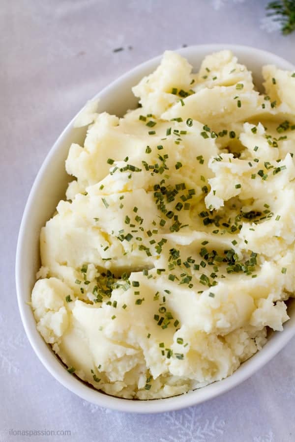 Homemade mashed potatoes for a crowd, perfect for any holiday. made with garlic, salt and butter by ilonaspassion.com I @ilonaspassion
