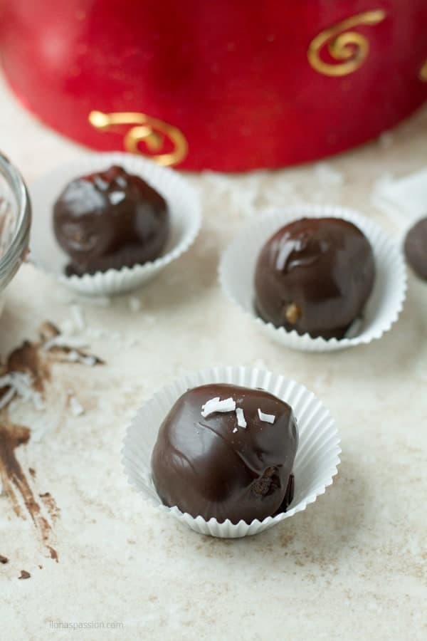 Few simple ingredients to made no bake dark chocolate balls with almonds and coconut by ilonaspassion.com I @ilonaspassion