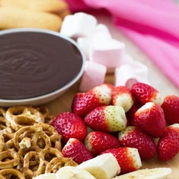 Chocolate fondue recipe with ideas and dippers like fruits, pretzels and marshmallows. Easy to make homemade chocolate sauce by ilonaspassion.com I @ilonaspassion