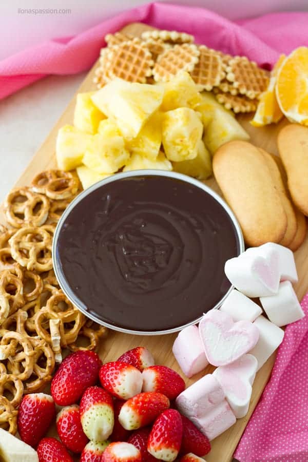 Recipe on how to make chocolate dip for fondue with dippers like pretzels, strawberries and cookie waffles ilonaspassion.com I @ilonaspassion