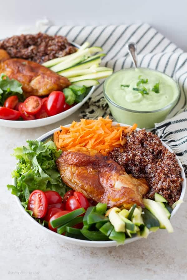 Chicken buddha bowl with tomatoes, lettuce, carrot, zucchini, quinoa and green pepper topped with avocado dressing by ilonaspassion.com I @ilonaspassion