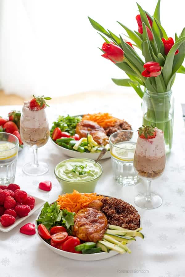 Casual dinner party ideas for healthy and easy recipes for vegetable bowl with baked chicken, easy chocolate mousse, lemon water and fresh fruits by ilonaspassion.com I @ilonaspassion