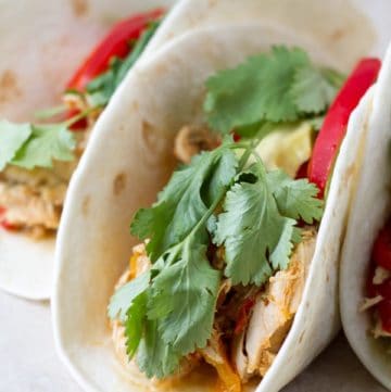 Shredded crockpot chicken fajitas cooked with bell peppers by ilonaspassion.com I @ilonaspassion
