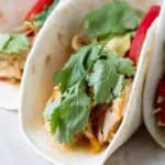Slow cooker chicken fajitas with juicy shredded meat served in tortilla by ilonaspassion.com I @ilonaspassion