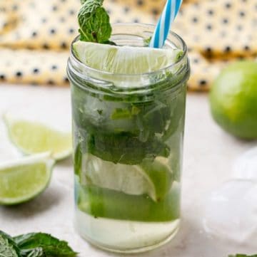 Virgin mojito made without any alcohol with fresh mint and lime juice by ilonaspassion.com I @ilonaspassion