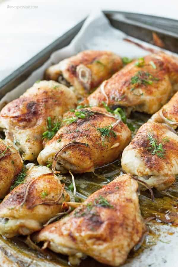 Garlic chicken thighs recipe seasoned with lots of sweet paprika will be great for parties by ilonaspassion.com I @ilonaspassion