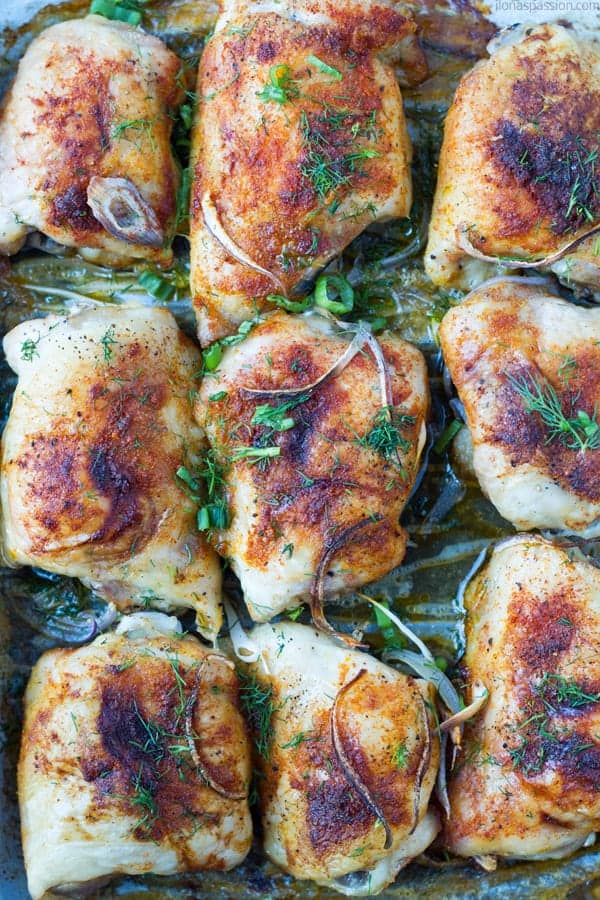 Paprika chicken recipe made in the oven will be the perfect weeknight dinner for your family by ilonaspassion.com I @ilonaspassion