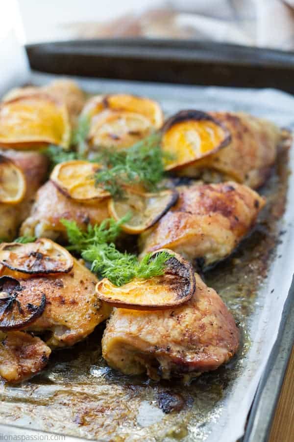Sheet pan chicken thighs made quickly and easily in the oven with few ingredients by ilonaspassion.com I @ilonaspassion