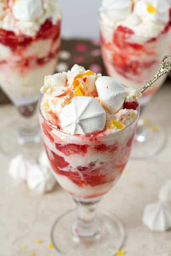 Strawberry sauce with cream and cookies.
