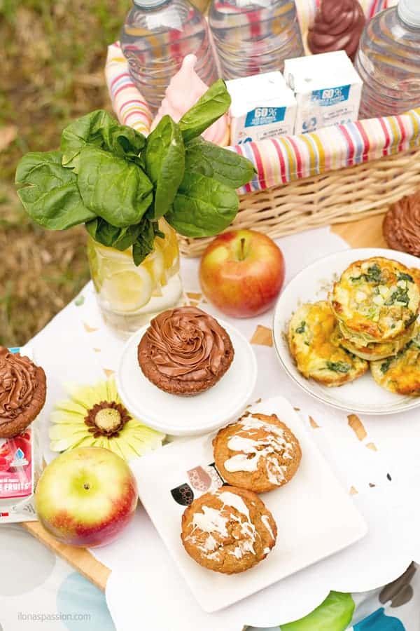 How to make picnic party in a park with muffins, chocolate and drinks.
