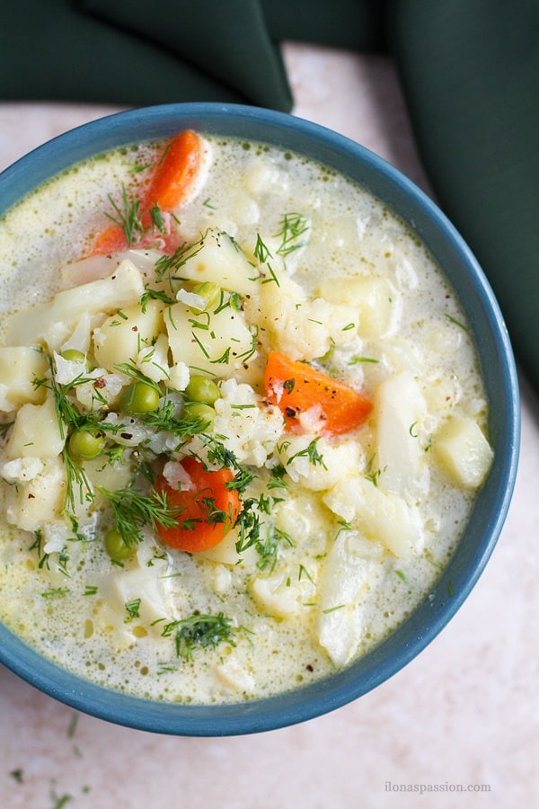 Cauliflower soup with peas, carrots.